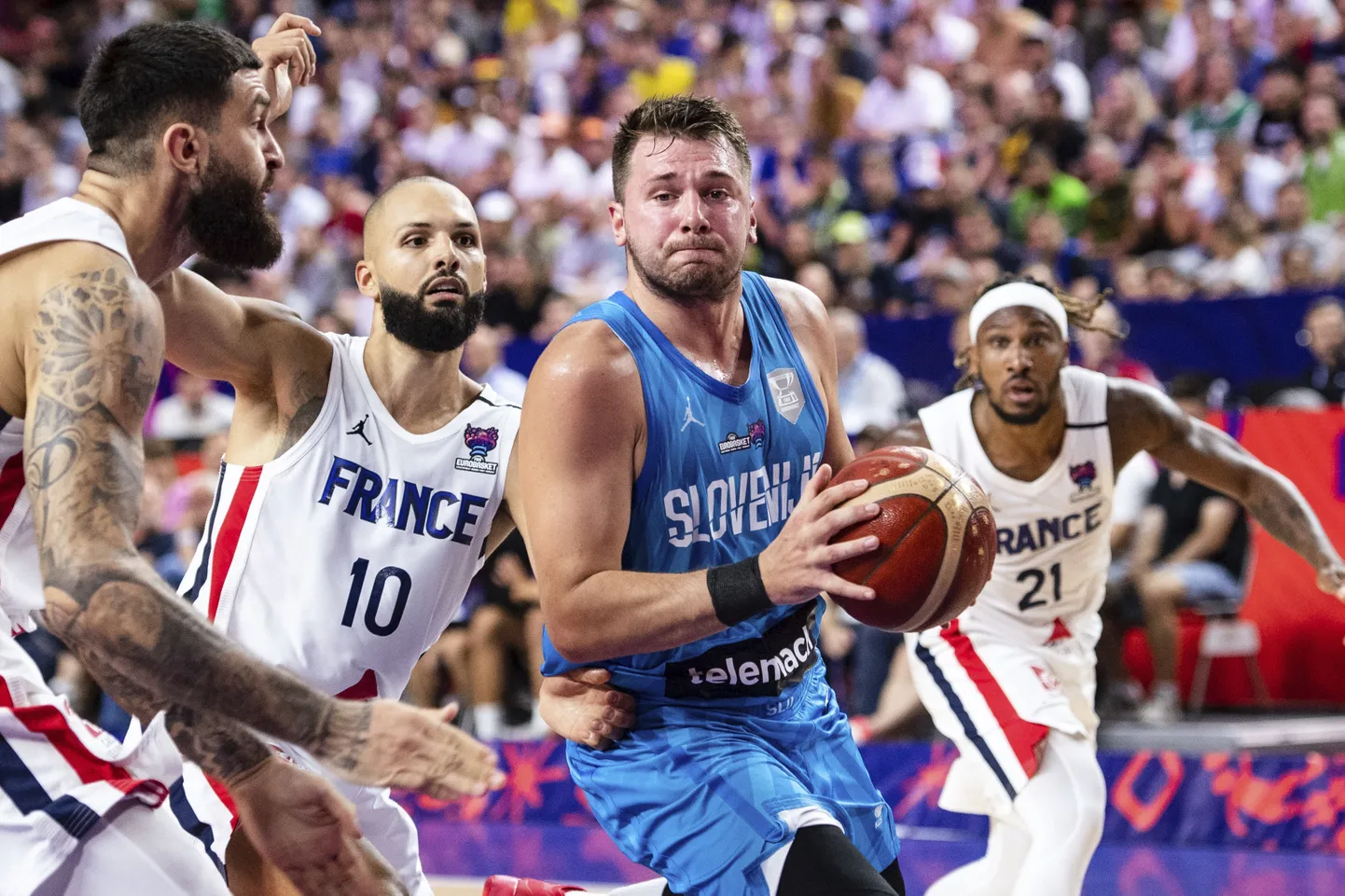 Luka Doncic (keskel).