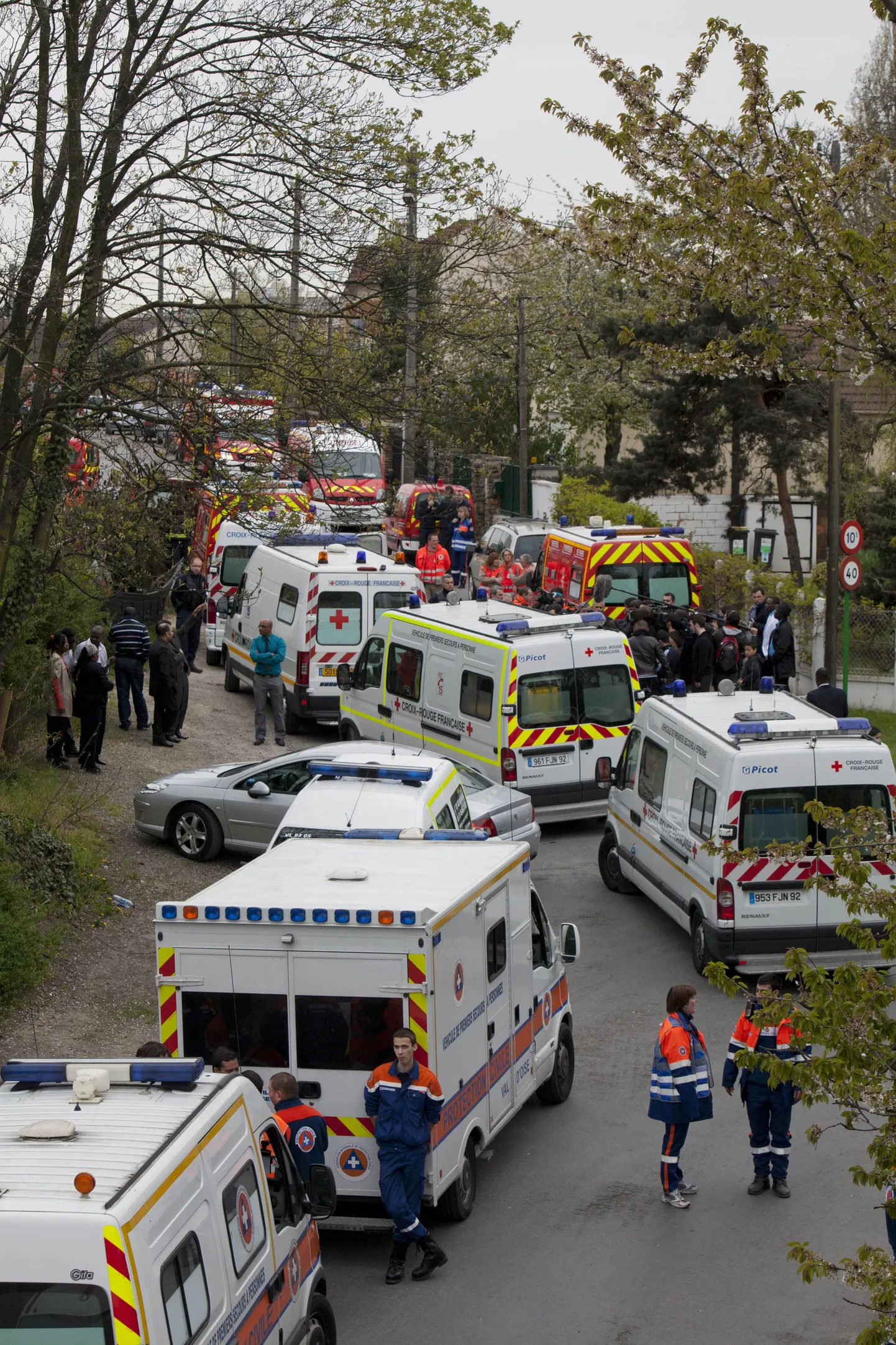 Pariisis hukkus palvemaja varingus laps. Kiirabiautod sündmuskohal.