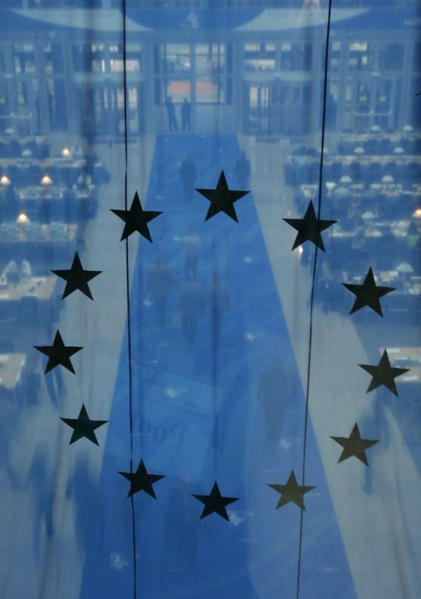 Euroopa Ülemkogu kajastavad ajakirjanikud Brüsselis Euroopa Liidu lipu taga.
