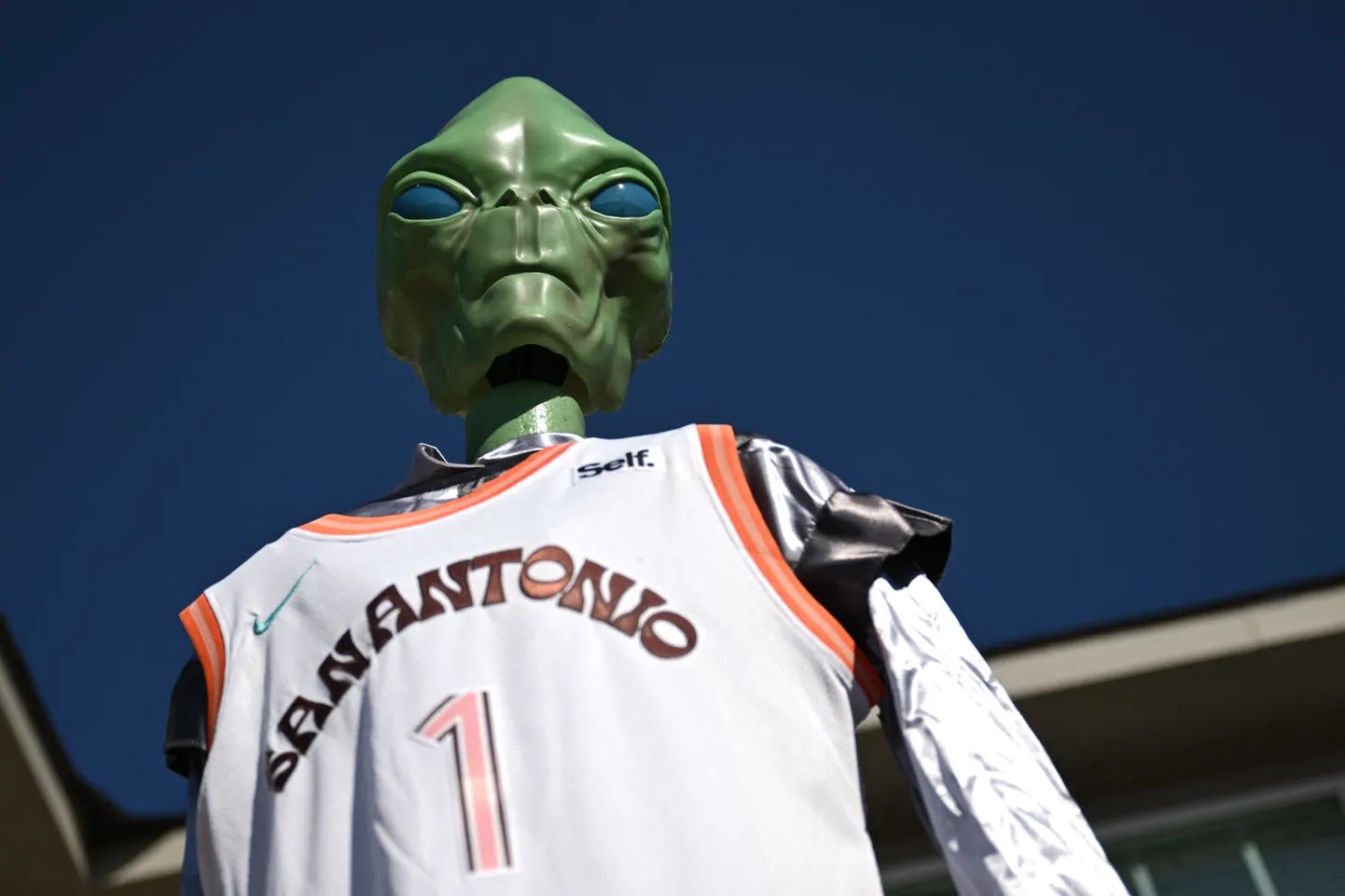 NBA korvpalliklubi San Antonio Spursi mängija Victor Wembanyama särki kandev kuju Texases.
