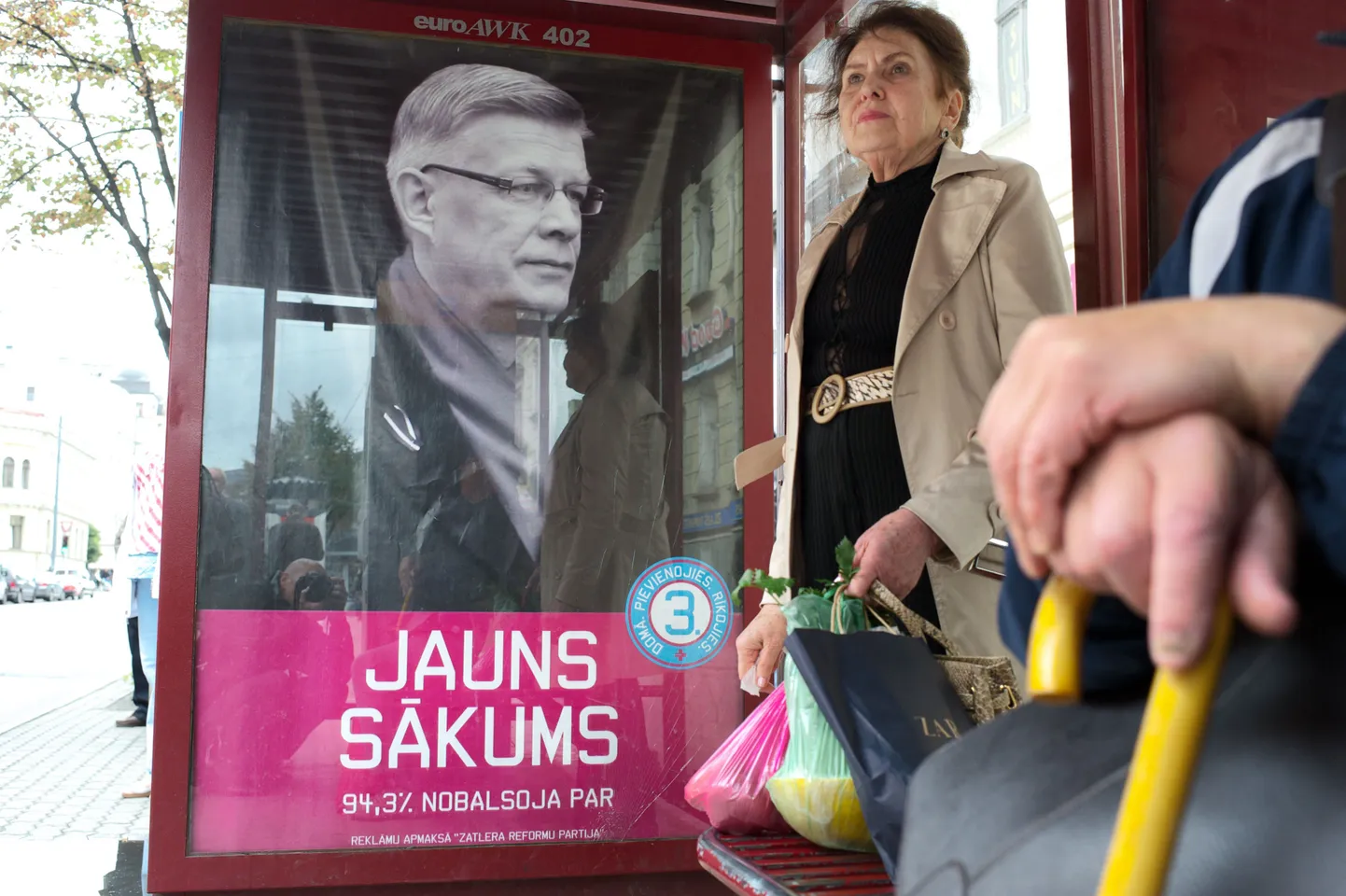 Endise presidendi Valdis Zatlersi valimisplakat, mis oli juba eilseks vastavalt seadusele tänavapildist kadunud.