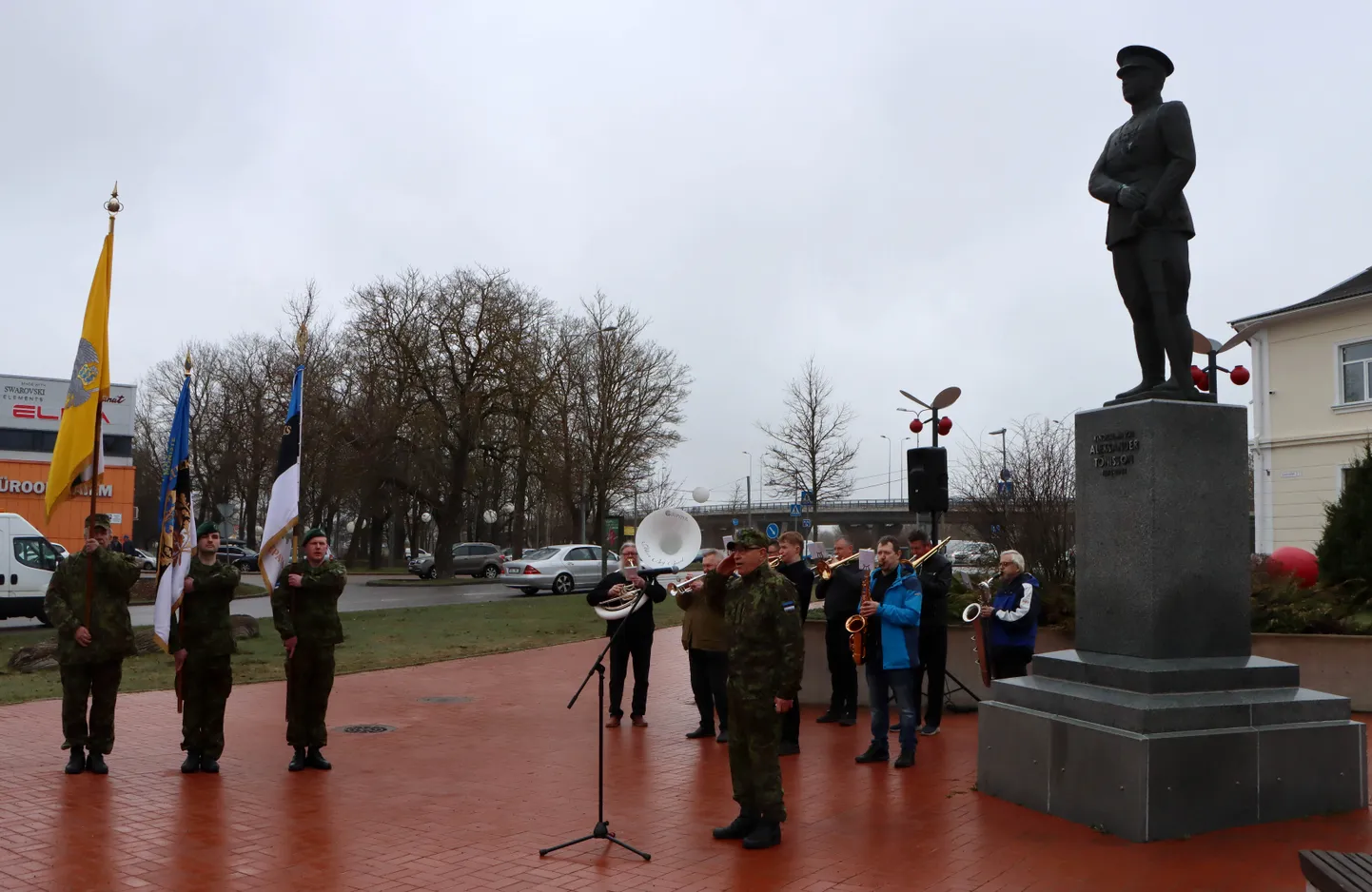 Kindral Aleksander Tõnissoni ausammas Jõhvi Keskväljakul.