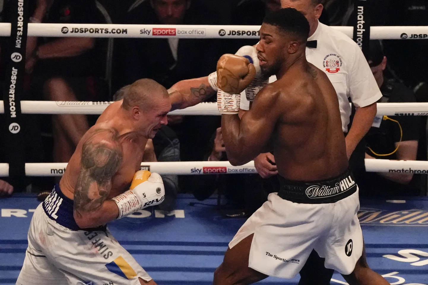 Ukrainlane Oleksandr Ussõk vaigistas oma vasaksirgetega nii Anthony Joshua kui ka britile Londonis kaasa elanud publiku.