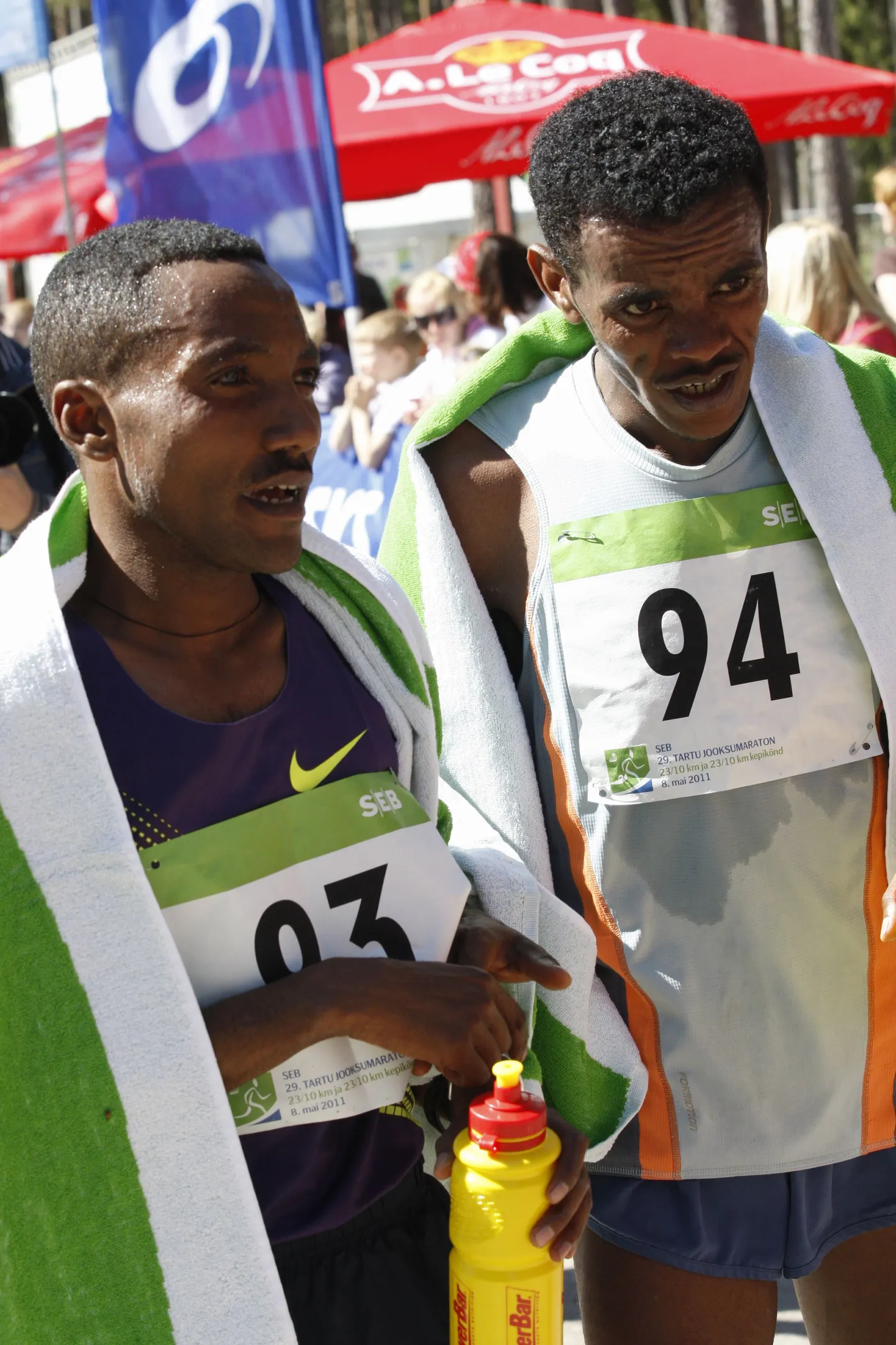 Tartu Jooksumaraton võitja Raji Assefa Worku (vasakul) ja teise koha saavutanud Abera Chane Lema.