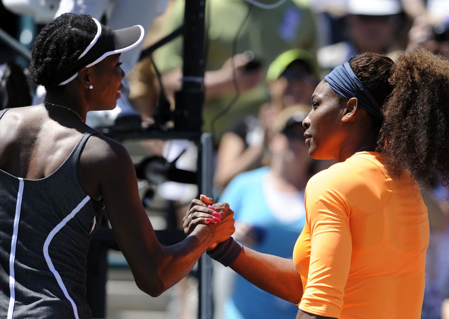 Serena Williams (paremal) alistas poolfinaalis enda õe Venus Williamsi.