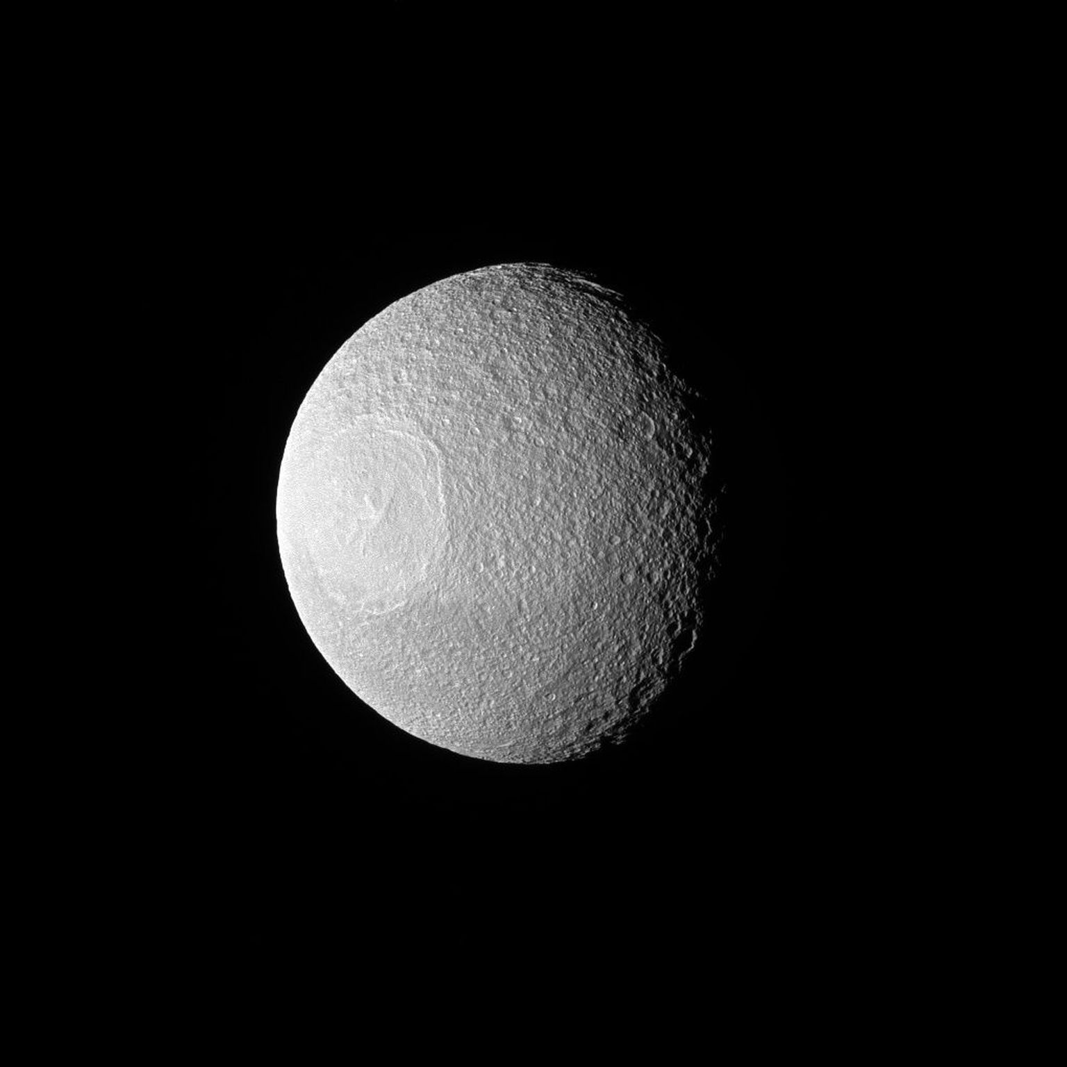 Saturni kuu Tethys näeb välja täpselt nagu "Tähesõdade" planeedihävitamise võimekusega massihävitussrelv Surmatäht.