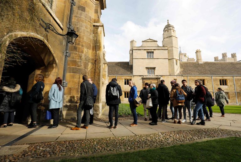 Cambridge'i ülikooli üliõpilased seismas järjekorras, et kirjutada kaastunderaamatusse