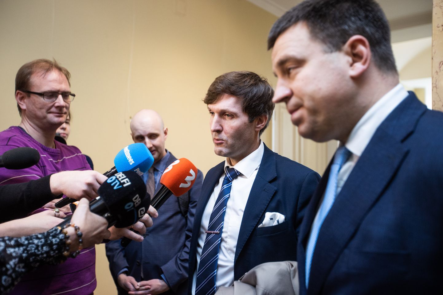 Peaminister Jüri Ratasel (paremal) ja rahandusminister Martin Helmel (keskel) tuli neil päevil pidevalt ajakirjanike küsimustele vastata.