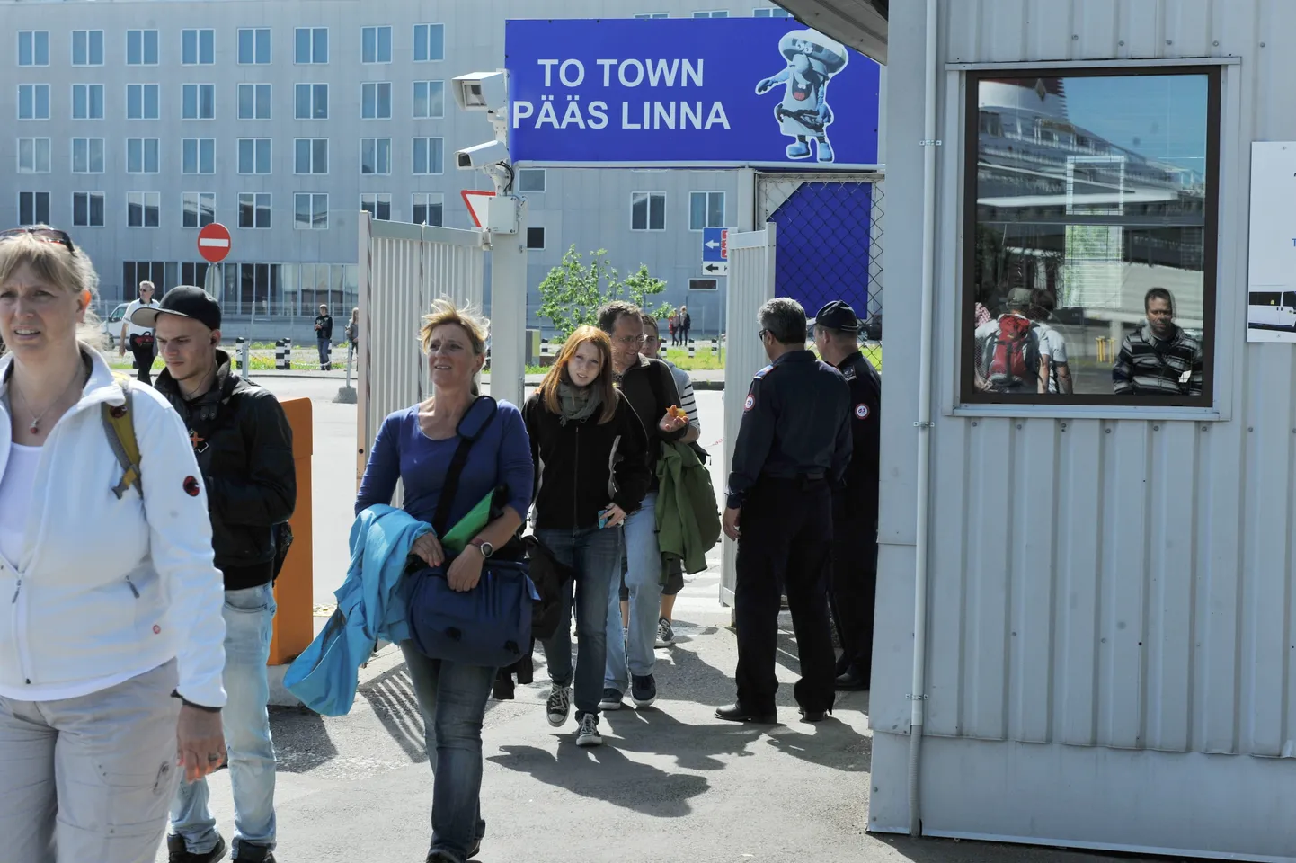 Saksa turistid saabuvad tagasi laevale Tallinnas kruiisilaevade kai ääres peatuvale laevale.