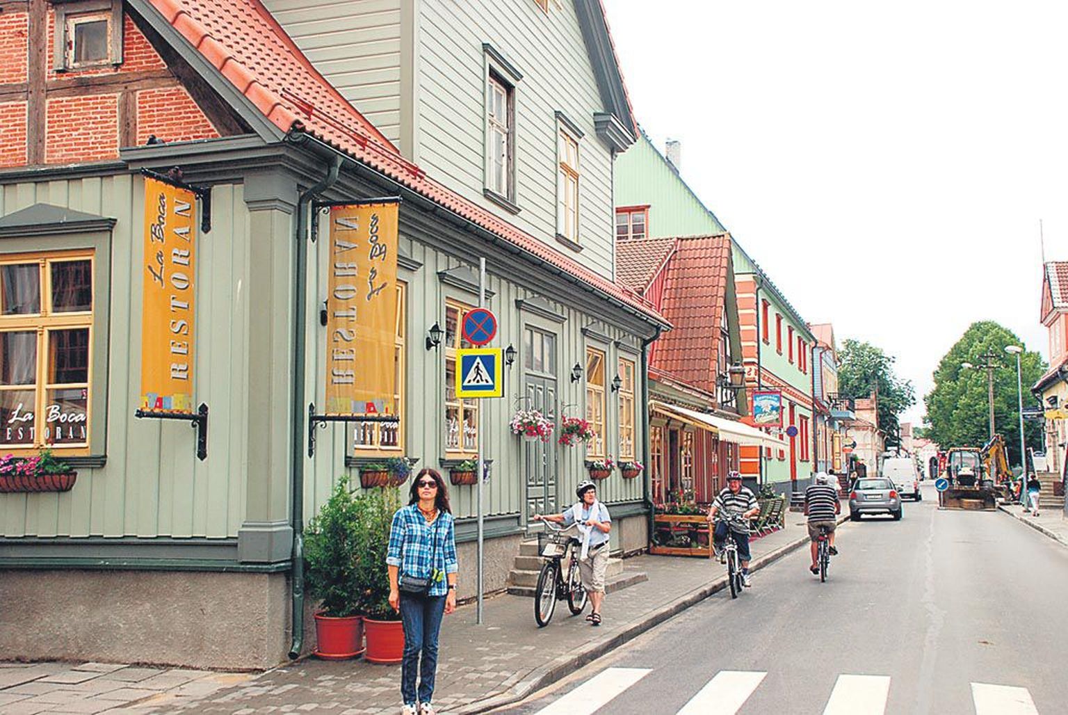 Kuninga tänav rajati Pärnusse 17. sajandil. Esimesi krunte hakati tänavaservadele välja jagama 1674. aastal. Tänav ise oli tähtis, ühendades kahte kindluslinna kolmest väravast.