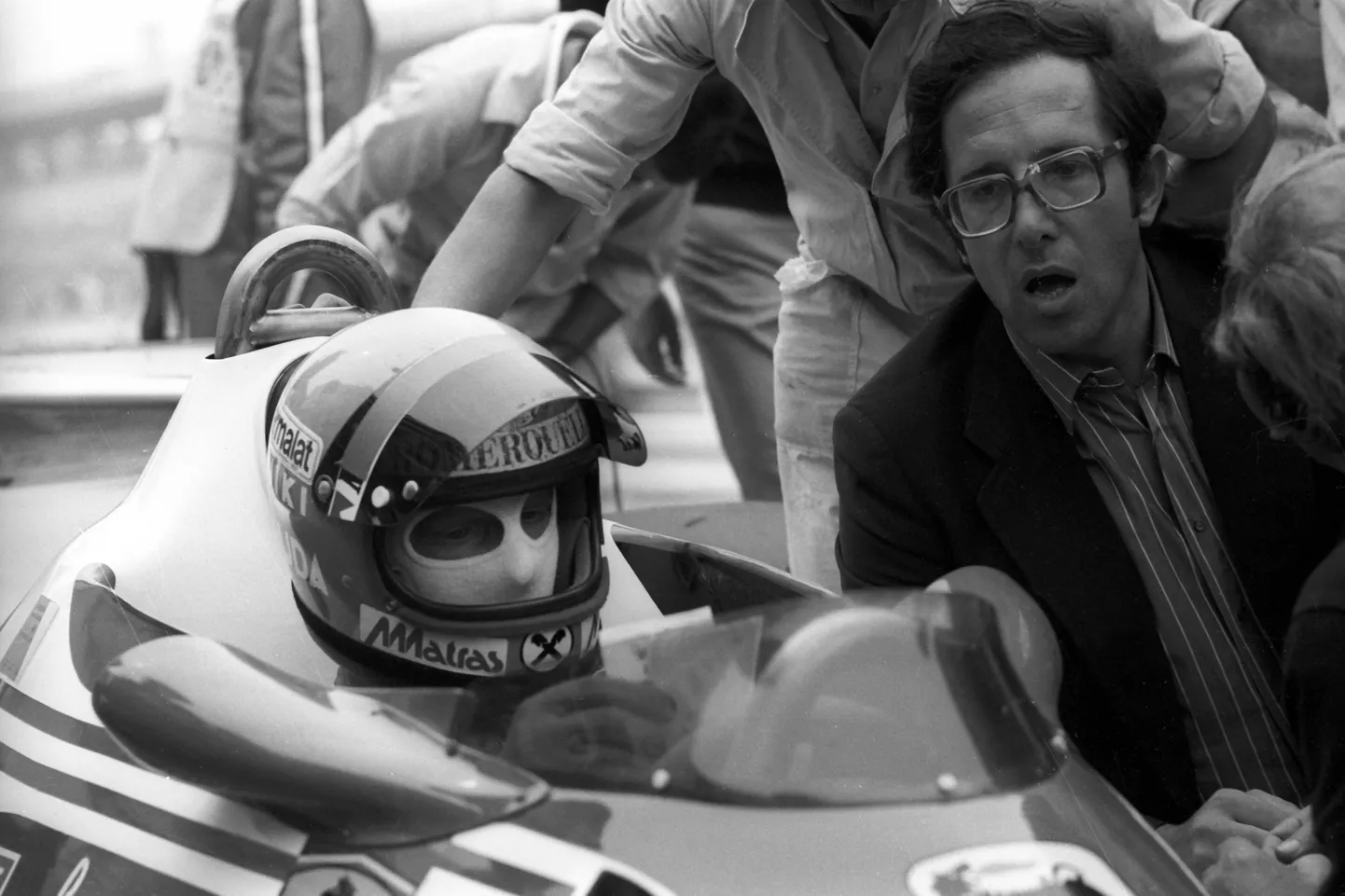 Mauro Forghieri (ülikonnas) jälgimas Niki Lauda tegemisi.