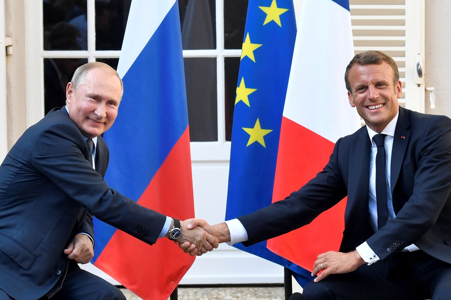 Prantsuse president Emmanuel Macron surumas kätt Venemaa presidendi Vladimir Putiniga 19. augustil enne G7 tippkohtumist.