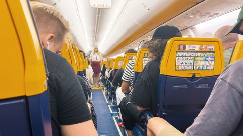 VAATA VIDEOT ⟩ Ryanairi lend muutus korralikuks mölluks: reisijad tantsisid vahekäigus ja eirasid salongipersonali