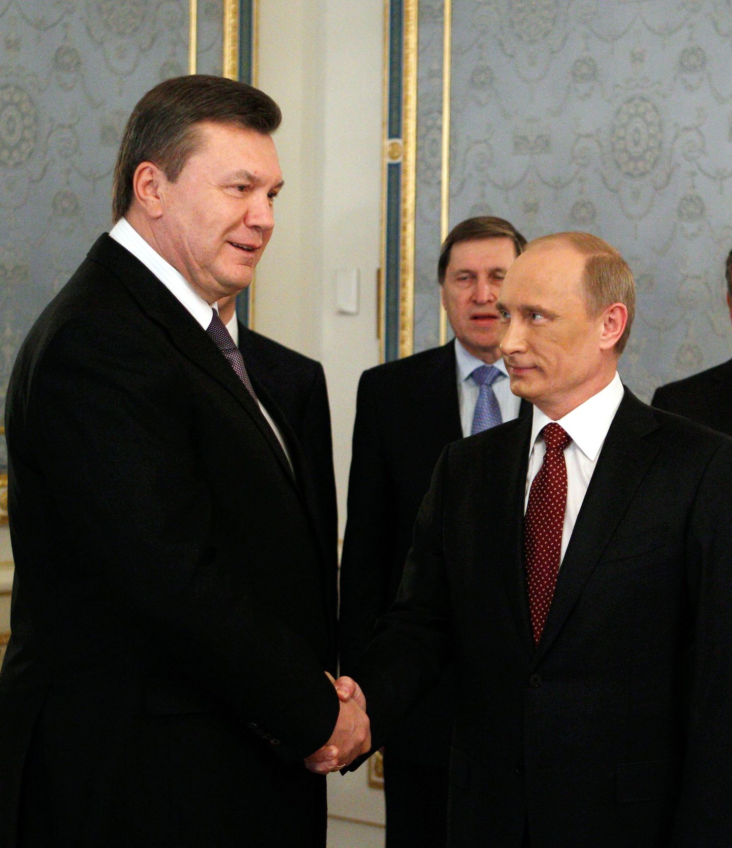 Venemaa peaminister Vladimir Putin kätlemas Ukraina presidendi Viktor Janukovitšiga