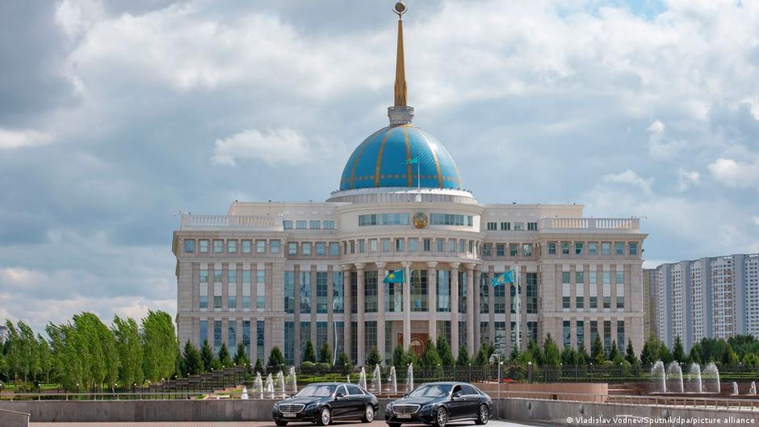 Здание парламента Казахастана в Нур-Султане.