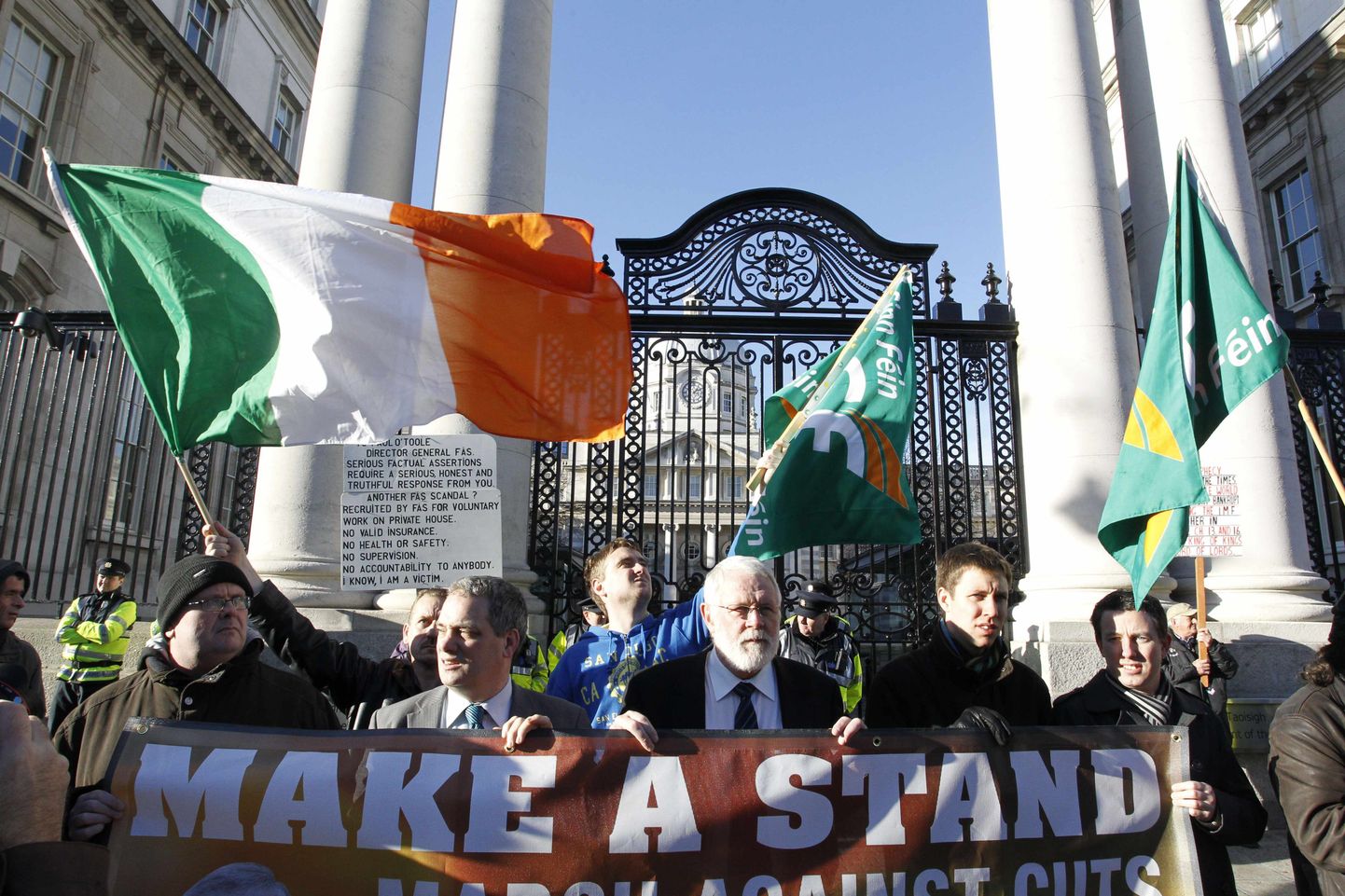 Sinn Feini toetajad Dublinis avaldamas meelt Iiri valitsuse kärbete vastu.
