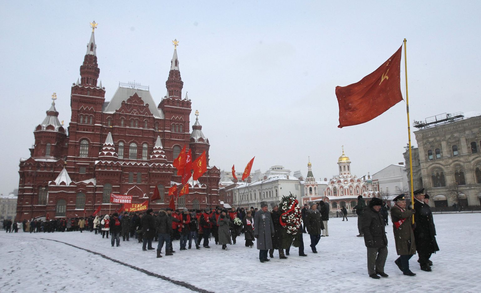 Kommunistide toetajad Moskvas Punasel väljakul teel mausoleumi juurde.