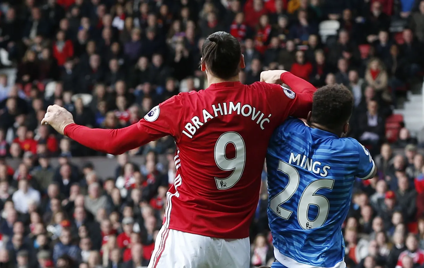Zlatan Ibrahimovic ja Tyrone Mings.