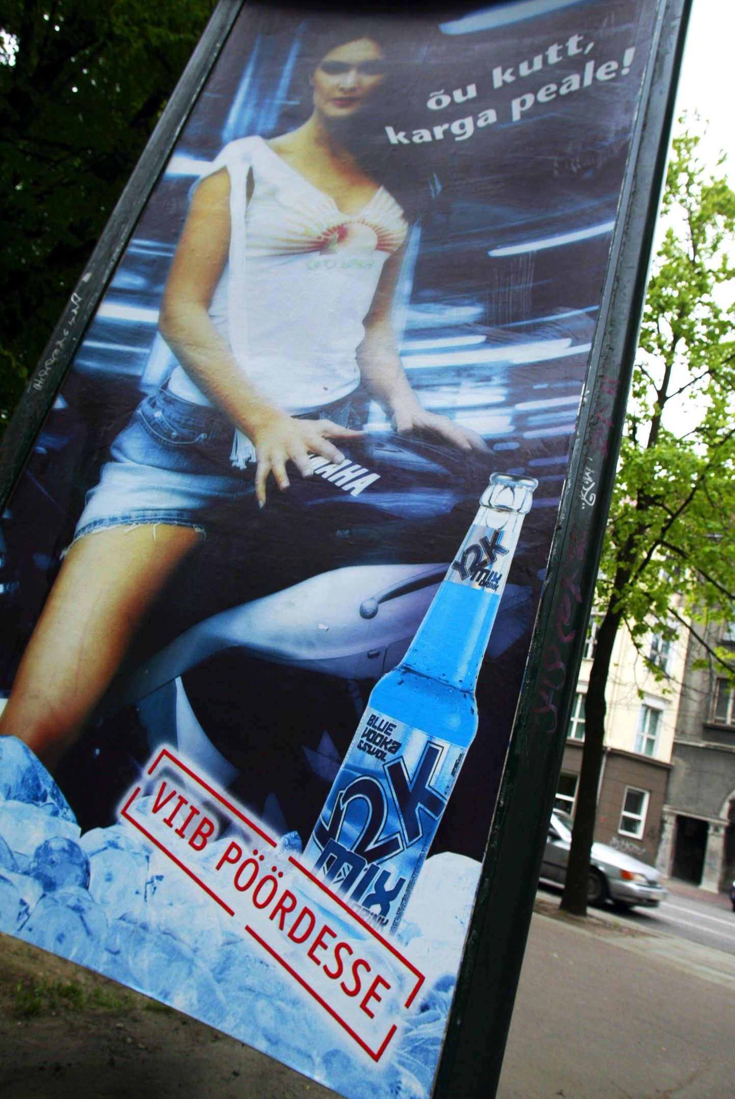 Mõned aastat tagasi Tallinna südalinna tänavaid ääristanud seksismile viitav alkoholireklaam.