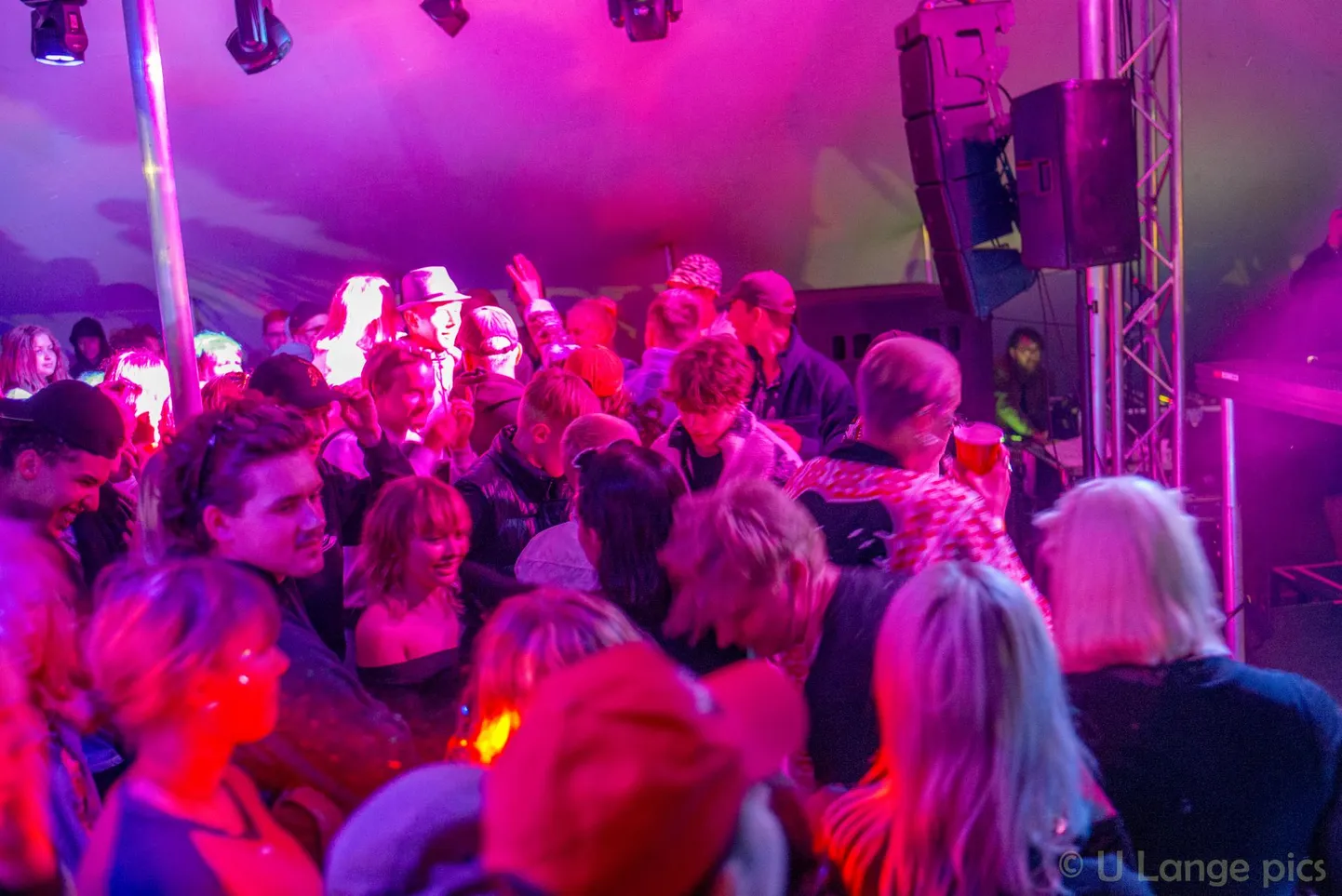 Ilm tänavust festivali küll täiel määral ei soosinud, aga sellest ei lasknud pidulised end heidutada.