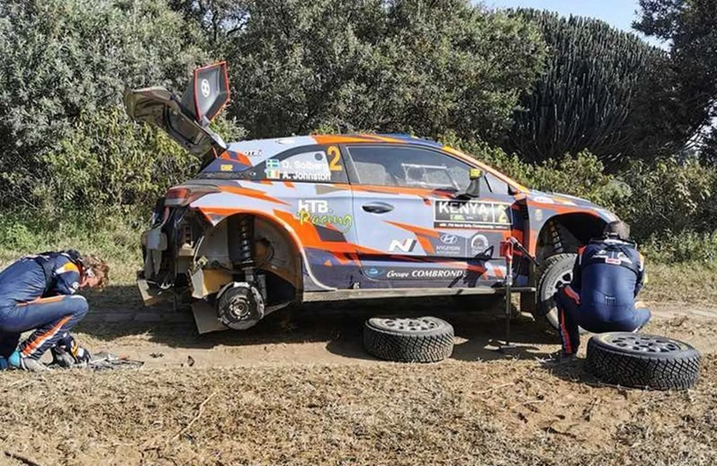 Oliver Solberg ja tema kaardilugeha Aaron Johnston autot putitamas.