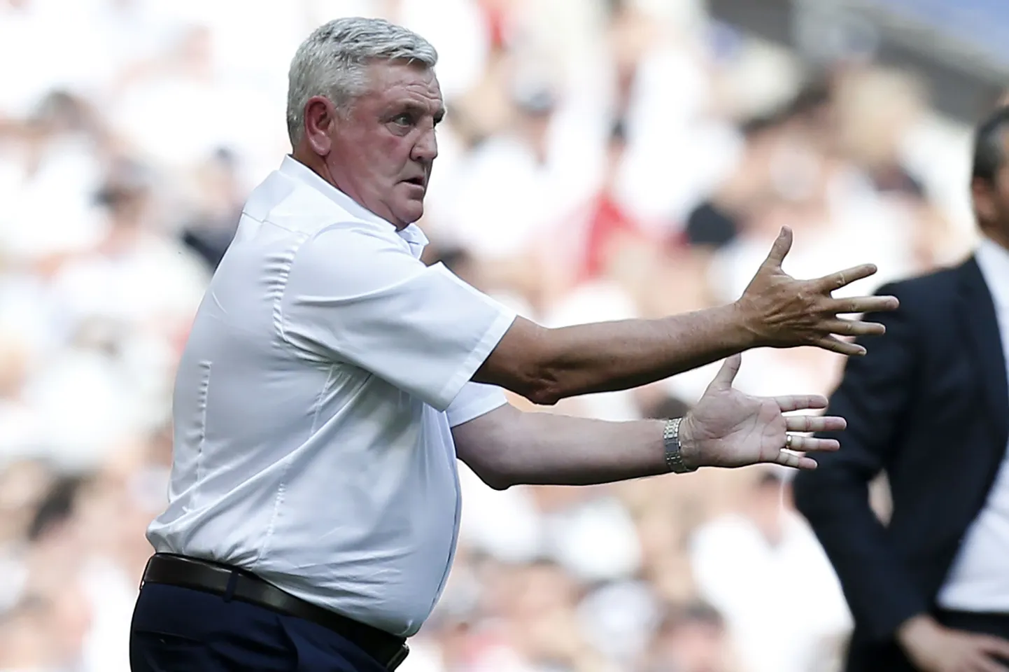 Kapsas? Mulle?! Steve Bruce ei osanud väärt kingitust õieti hinnata.