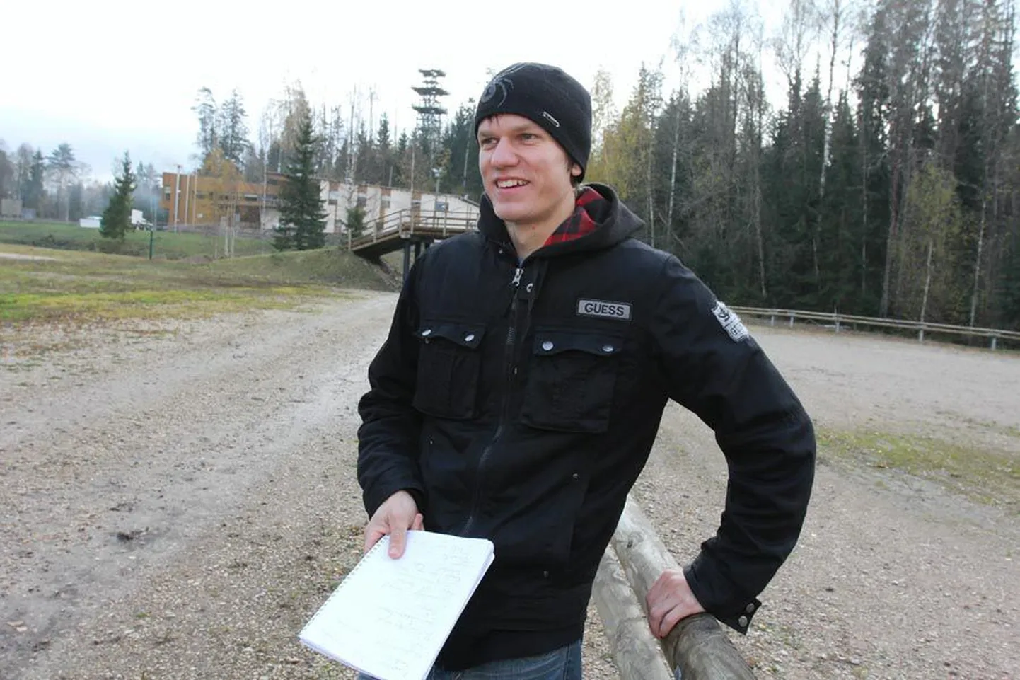 Järvamaalt pärit Rain Kuresoo, kes töötab Holstre-Polli keskuses juulikuust, on lõpetanud Tartu ülikooli kehakultuuriteaduskonna. Varem on ta olnud ametis määrdemehe ja Eesti laskesuusatamise järelkasvukoondise peatreenerina.