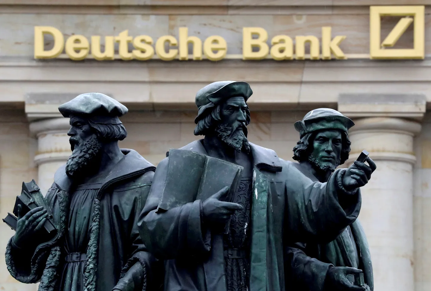 Kujud Deutsche Banki logo lähedal Frankfurdis.