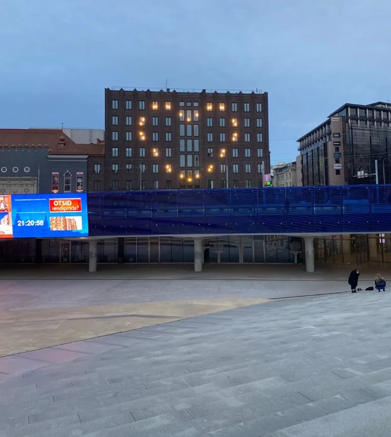 Süda Tallinna Linnavalitsuse akendes