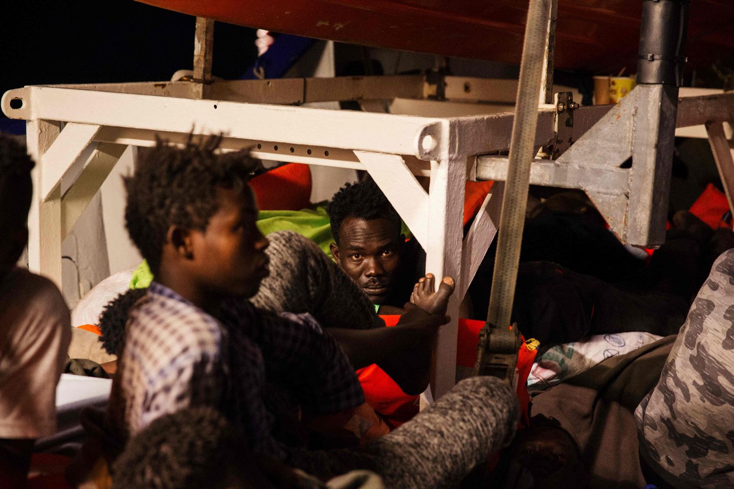Migrandid päästelaeva Lifeline pardal.