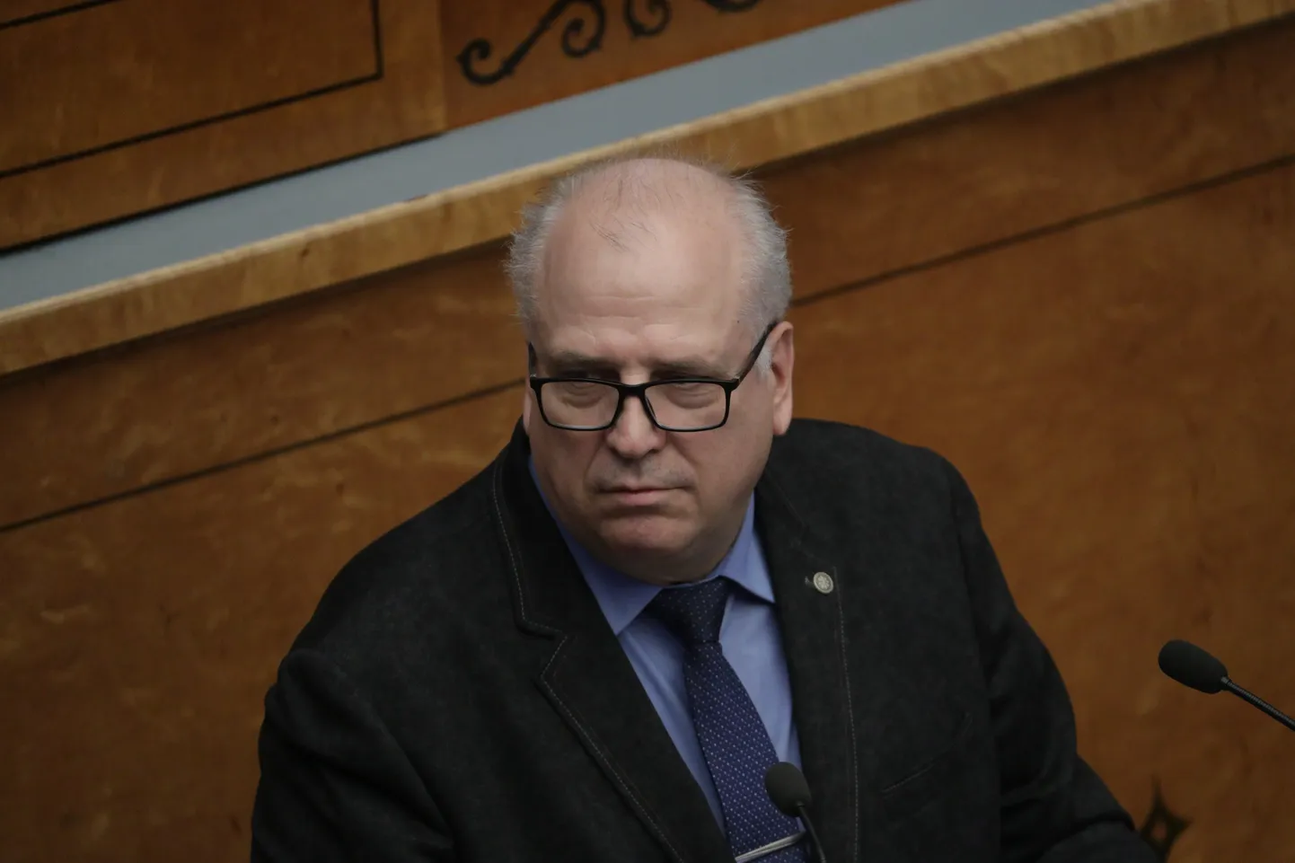 Maaeluminister Mart Järvik riigikogu ees.