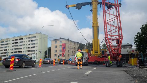 ГАЛЕРЕЯ ⟩ В связи со строительством нового офисного здания улица в центре Таллинна частично закрыта