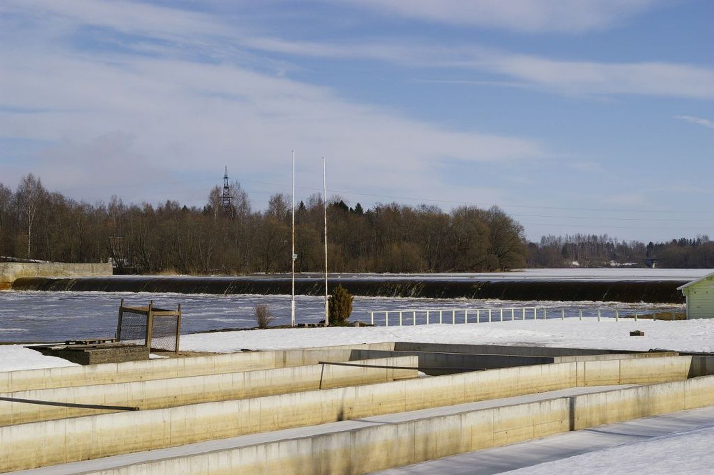 Sindi paisu juures on Pärnu jõgi juba jäävaba.