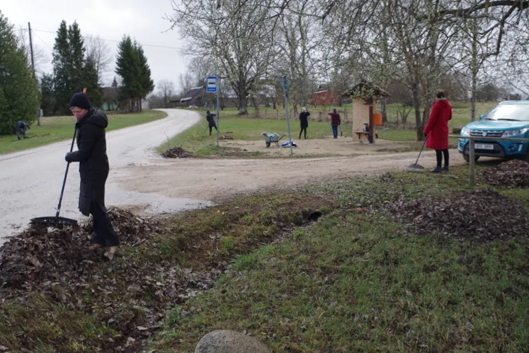 Talgulised riisusid külakeskuses kokku mullused lehed.