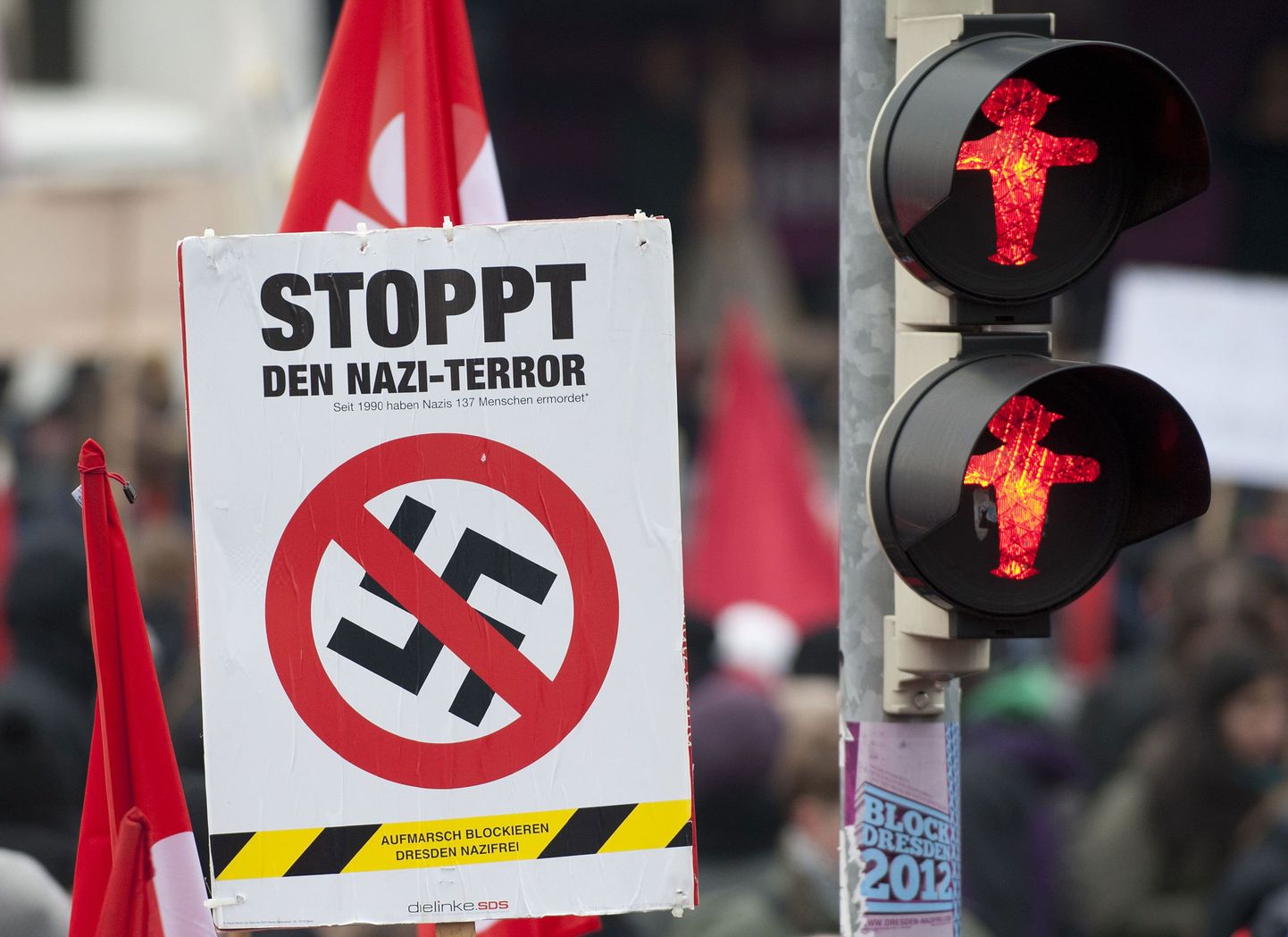 Pildil plakat neonatside vastaselt meeleavalduselt Dresdenis.