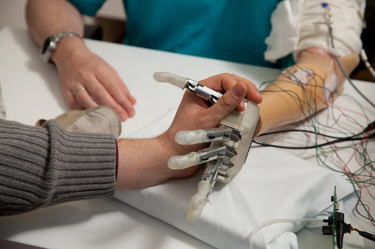 Sama meeskonna välja töötatud esimene  biooniline käsi ei olnud kaasaskantav.
