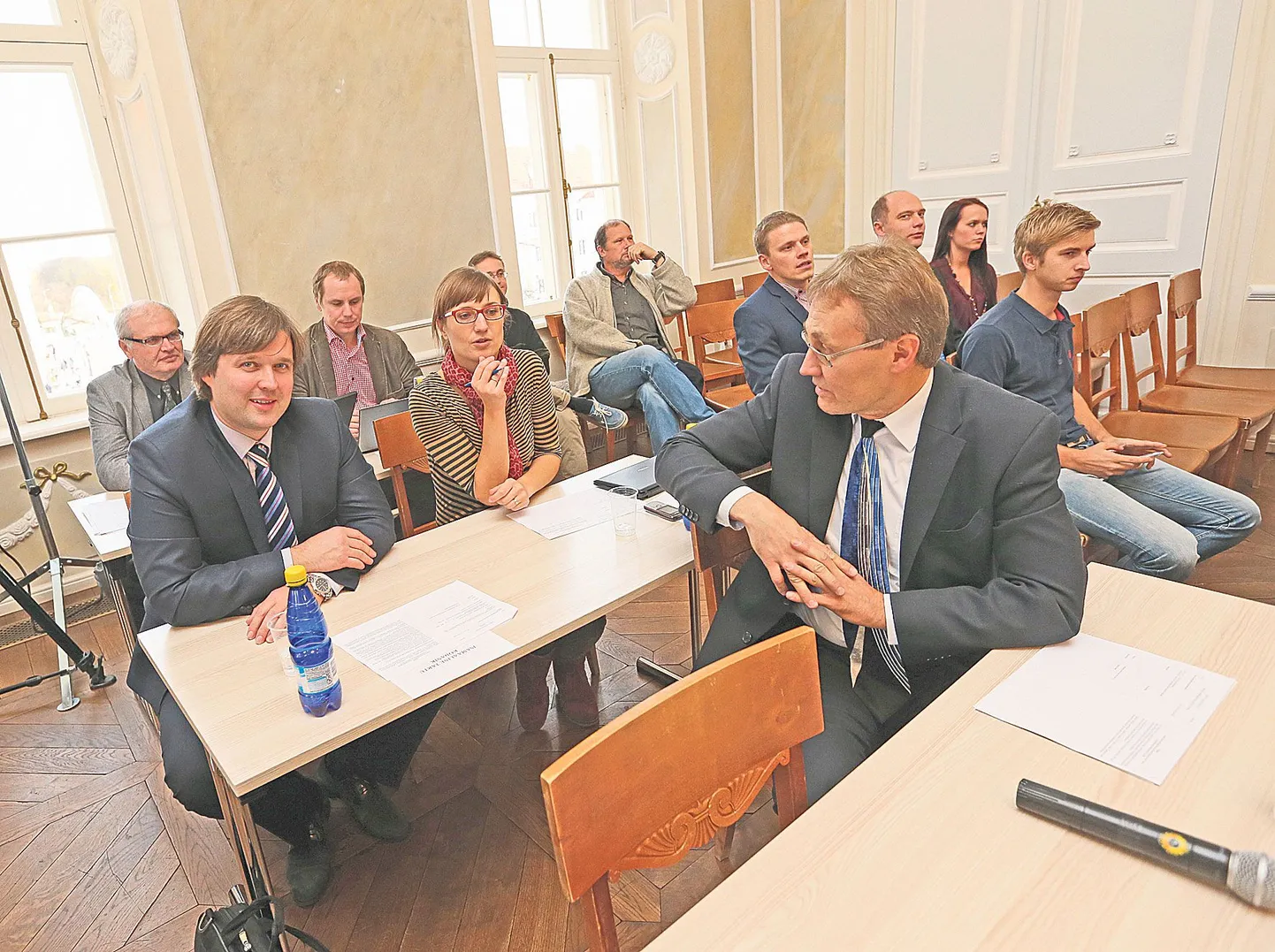 Tartu volikogu avaistungil istusid kõrvuti valimisliidu Isamaaline Tartu Kodanik liige Imre Mürk  (vasakult) ja valimisliidu Vabakund liige Gea Kangilaski. Nendega jutleb Tõnis Lukas Isamaalisest Tartu Kodanikust.