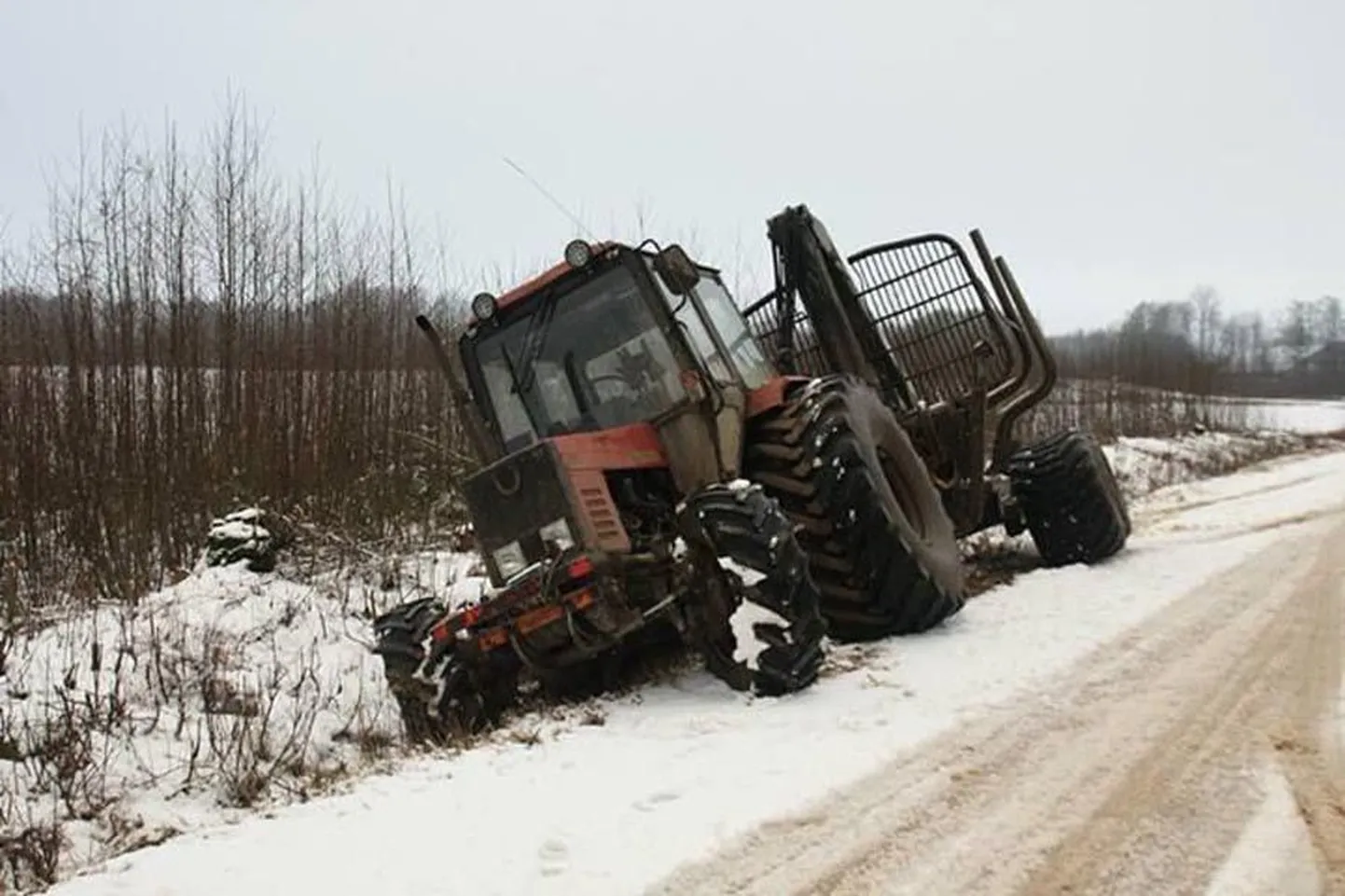 Öösel Kõo vallast varastatud traktor leiti mõni tund hiljem ühest Põltsamaa valla metsast.