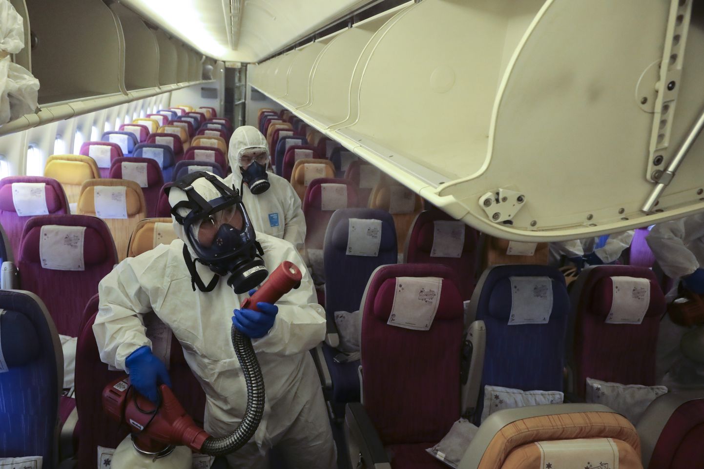 Самолеты, вылетающие из аэропорта Ухани, чистят с особой тщательностью, чтобы не распространять коронавирус дальше.