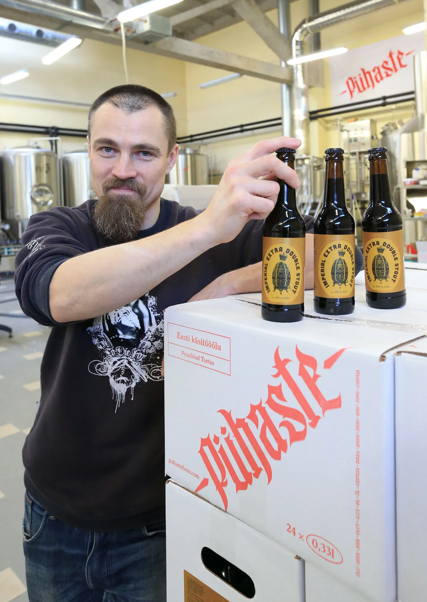 Pühaste pruulikoja pruulmeister Eero Mander näitab ajaloolise 
retsepti järgi pruulitud õlut Imperial Extra Double Stout, mis jõuab üle saja-aastase vahe järel Tartust taas Venemaa 
turule.