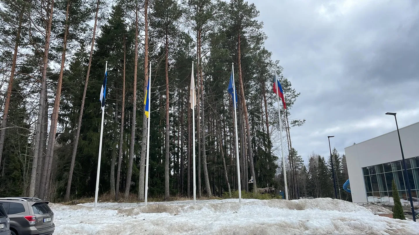 Spaahotelli ees lehvivad lipud.