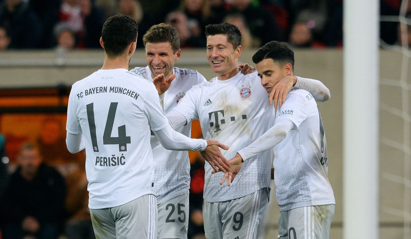 Bayerni mängijad väravat tähistamas.