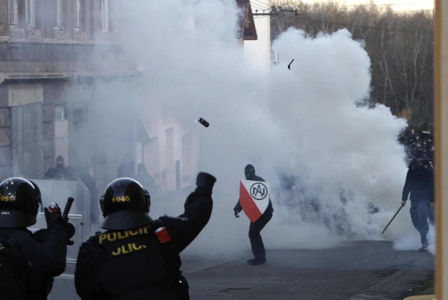 Tšehhi politsei ohjamas äärmuslaste meeleavaldust.