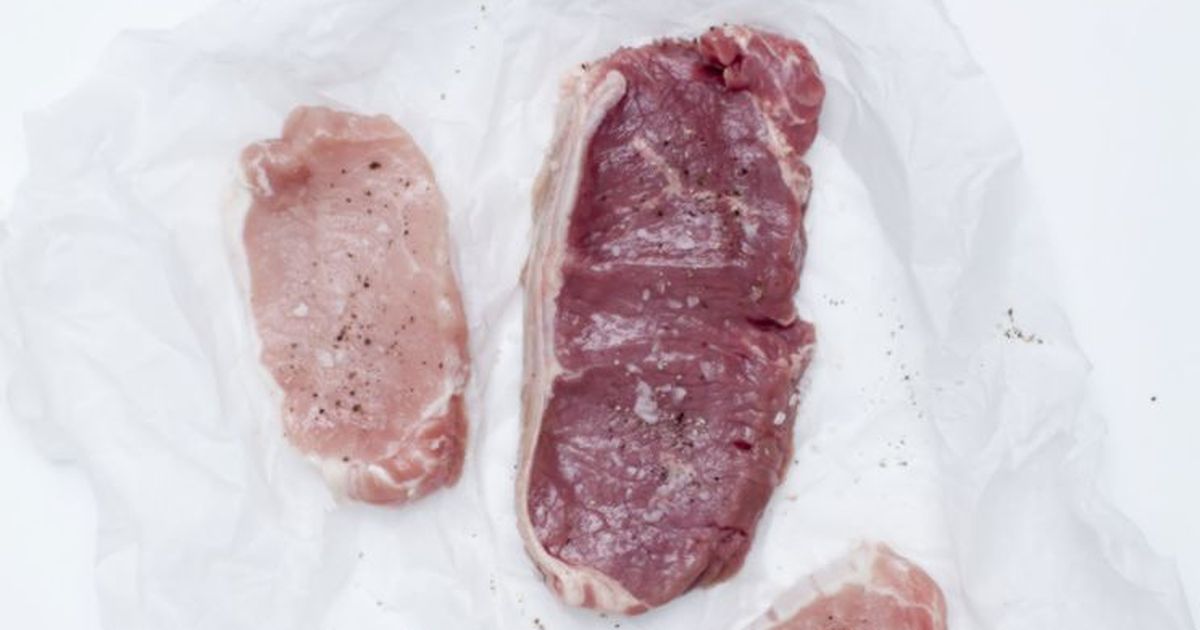 Почему мясо нельзя оттаивать. Мясо с гноем в магазине. Почему нельзя размораживать мясо в микроволновке.