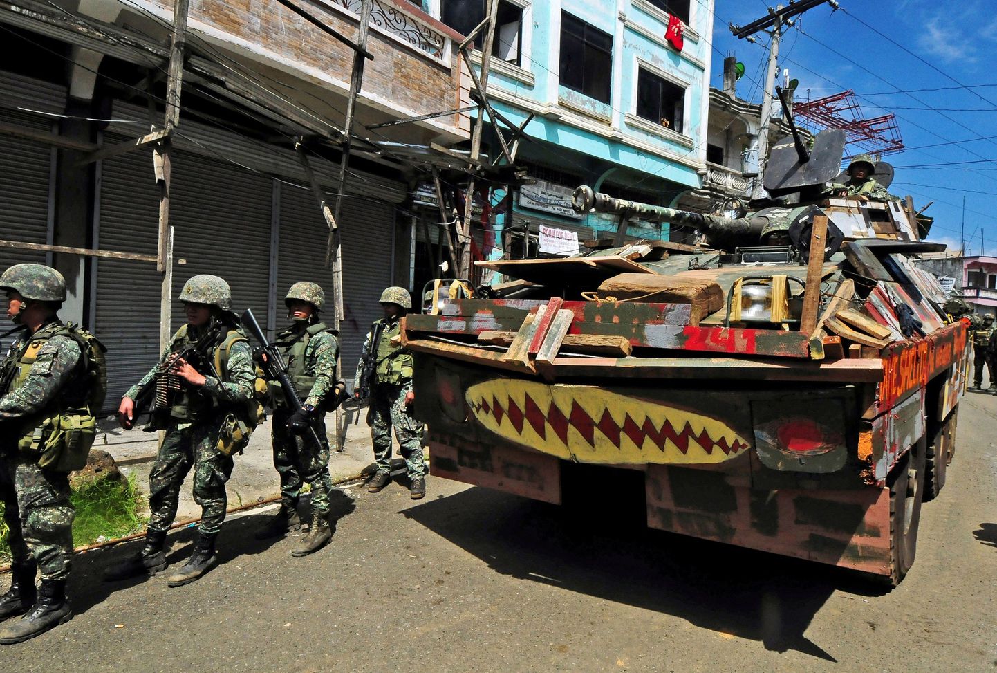 Filipiinide sõjaväelased Marawisse marssimas.
