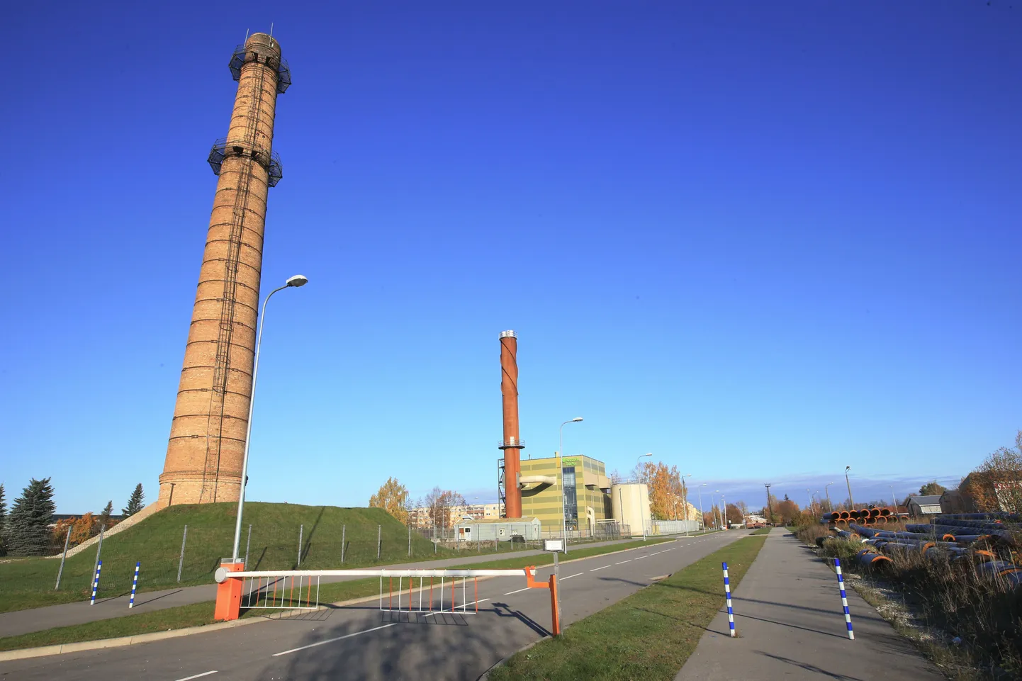 Tartu keskkatlamaja ehitas oma tänava 2014. aastal ja eratänav on autojuhtidele tänini suletud. Sel kevadel tegi linna­valitsus ette­paneku nimetada tänav Meisli, Lõõtsa või Haamri tänavaks, sest lähedal asuvad Sepikoja, Alasi, Ääsi ja Vasara tänav. Omanik eelistas Lõõtsa tänavat ning Tartu voli­kogu oli sellega päri.