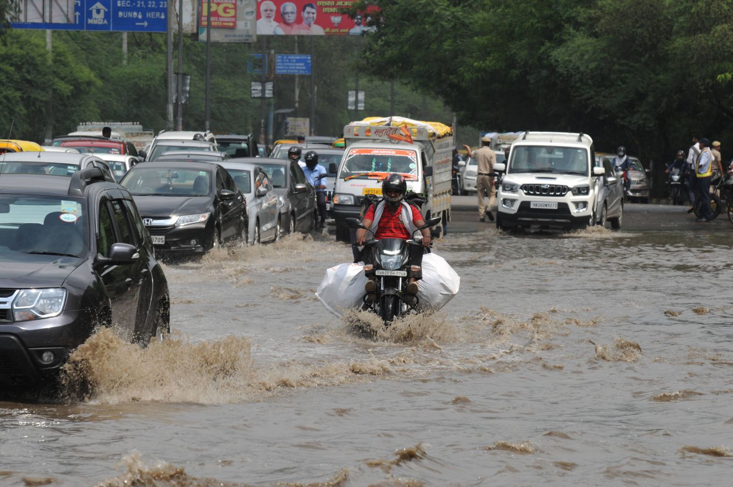 Sõidukid veega kaetud teel Indias.