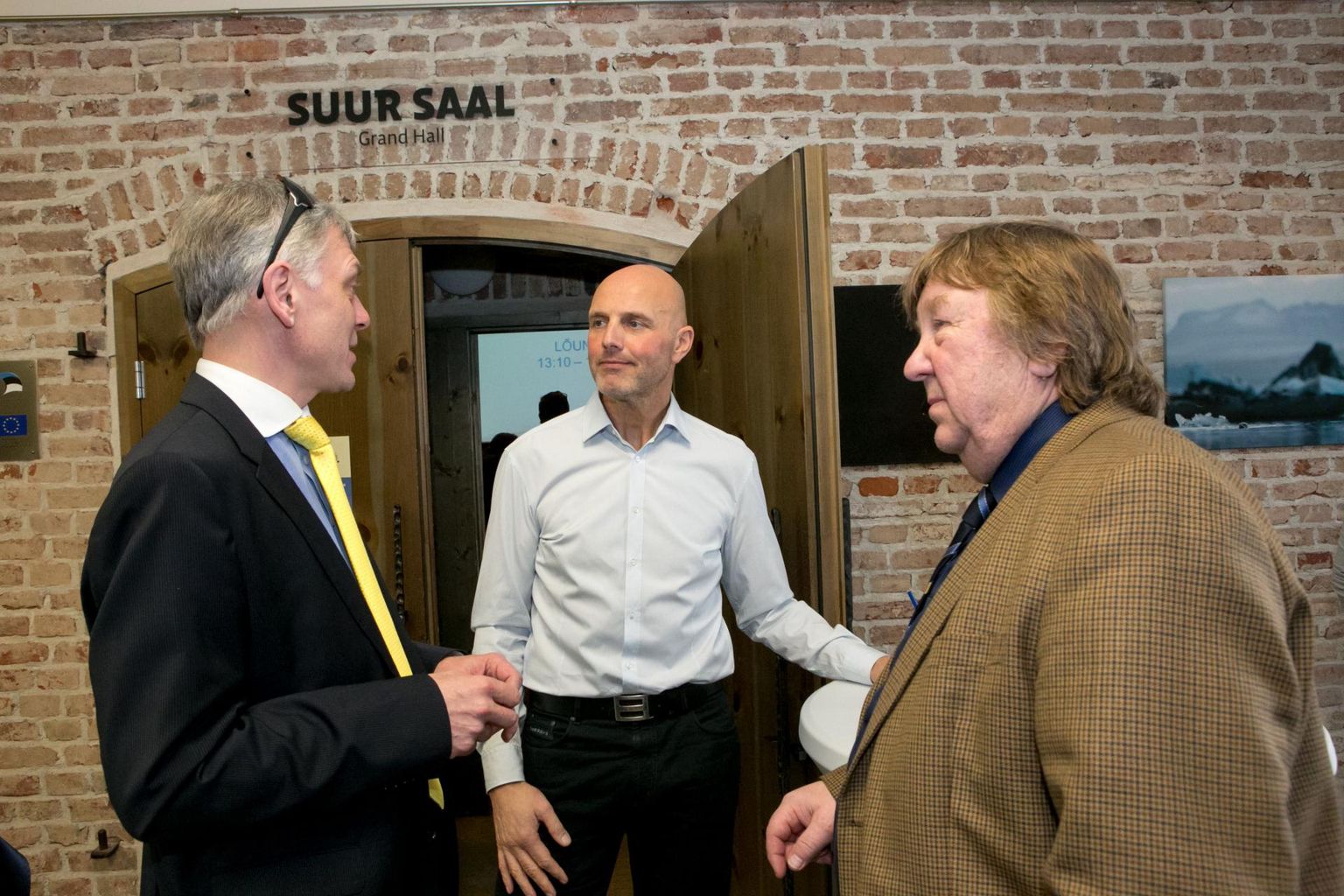 Haridusministeeriumi riigigümnaasiumide juht Kalle Küttis (vasakul) ja Gustav Adolfi gümnaasiumi direktor Hendrik Agur vestlevad europarlamendi liikme Indrek Tarandiga.