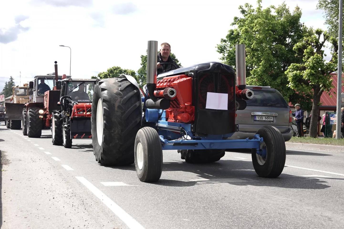 Traktorite paraade on Eesti eri piirkondades ikka aeg-ajalt korraldatud. Hiljuti oli üks neist Türil. Abjal ehitakse traktorid aga esimest korda jõulutuledesse.
