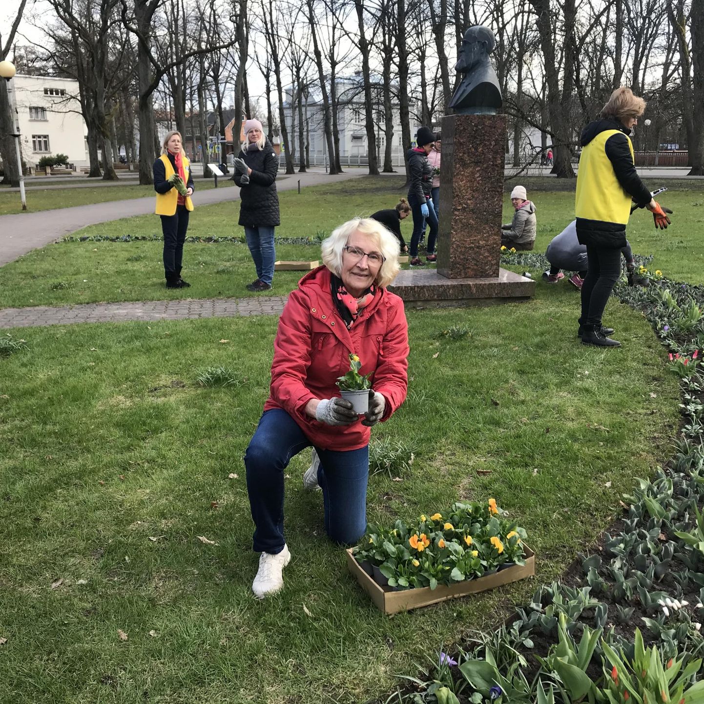 LC Pärnu Koidula naised aitasid Pärnu kesklinna parkidesse õieilu tuua, istutades sinna 1200 taime.